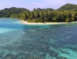 Destinasi Pantai Favorit di Tapanuli Tengah yang Memukau