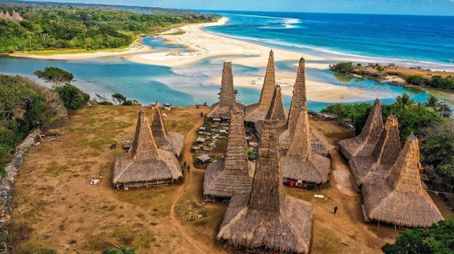 Pesona Wisata Budaya di Desa Adat Ratenggaro Sumba
